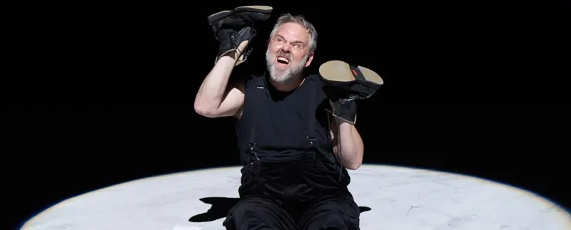 20250508 KHP WOZZECK STAATSTHEATER Spiel mit den Schuhen 2 (Foto: Staatstheater Darmstadt)